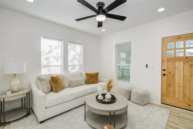 610 E Magnolia Street, Angleton, TX 77515