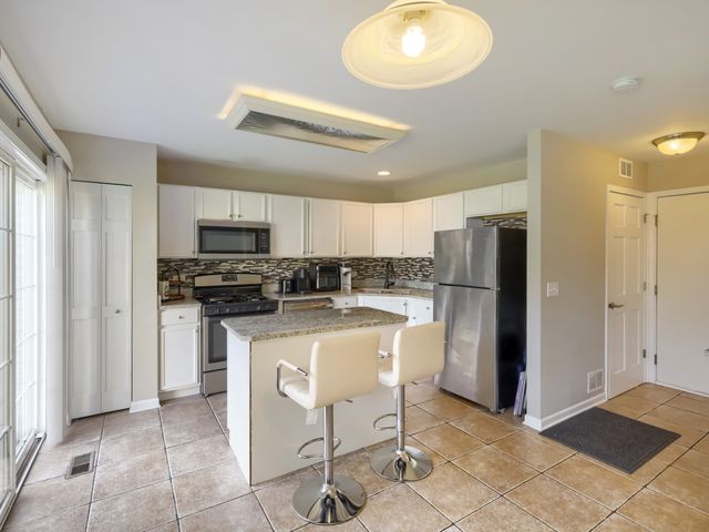 1883 WAVERLY Way, Montgomery, IL 60538