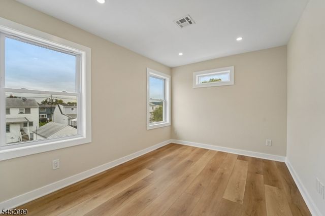 324 Thomas Ave, Lyndhurst Twp., NJ 07071