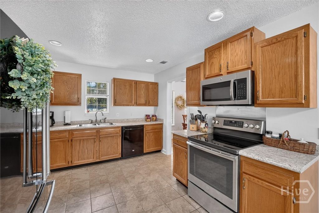 Image 14 of property listing at 378 Brisbon Road, Richmond Hill, GA 31324