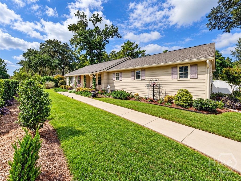 Image 4 of property listing at 378 Brisbon Road, Richmond Hill, GA 31324