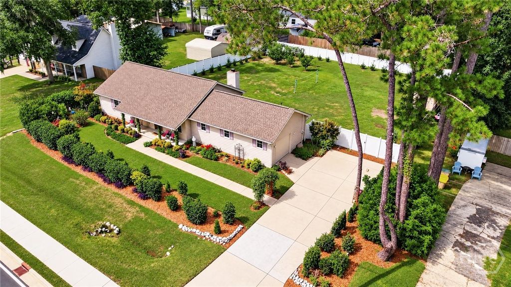 Image 5 of property listing at 378 Brisbon Road, Richmond Hill, GA 31324