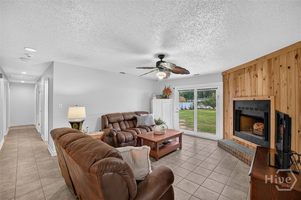 Image 8 of property listing at 378 Brisbon Road, Richmond Hill, GA 31324