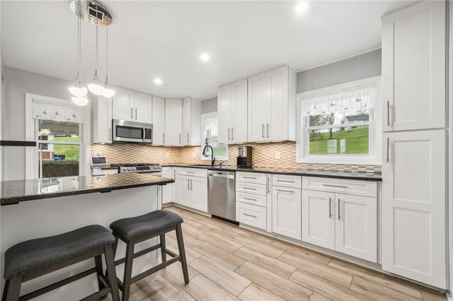 1395 Peterson Dr, Jefferson Hills, PA 15025