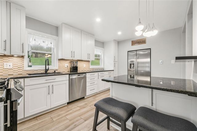 1395 Peterson Dr, Jefferson Hills, PA 15025