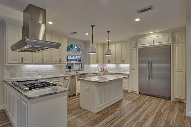 62 N Turtle Rock Court, The Woodlands, TX 77381