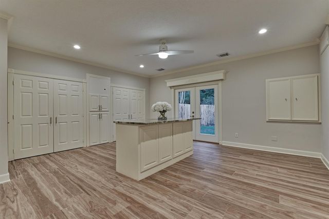 62 N Turtle Rock Court, The Woodlands, TX 77381