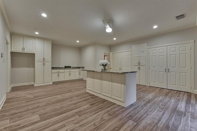 62 N Turtle Rock Court, The Woodlands, TX 77381