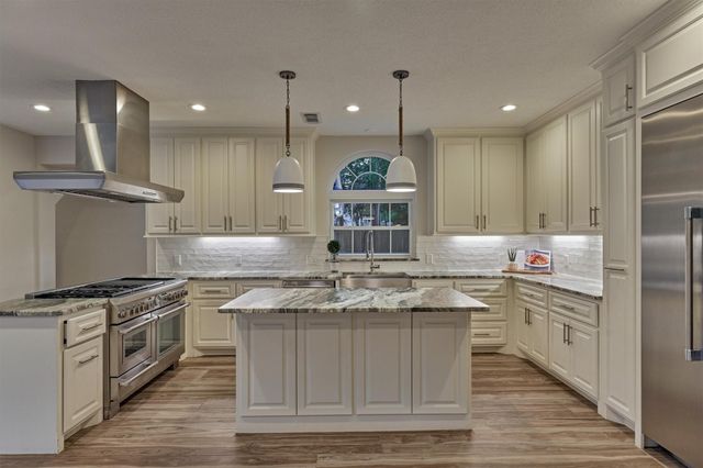 62 N Turtle Rock Court, The Woodlands, TX 77381