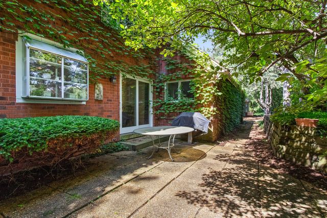 22 Regent Wood Road, Northfield, IL 60093