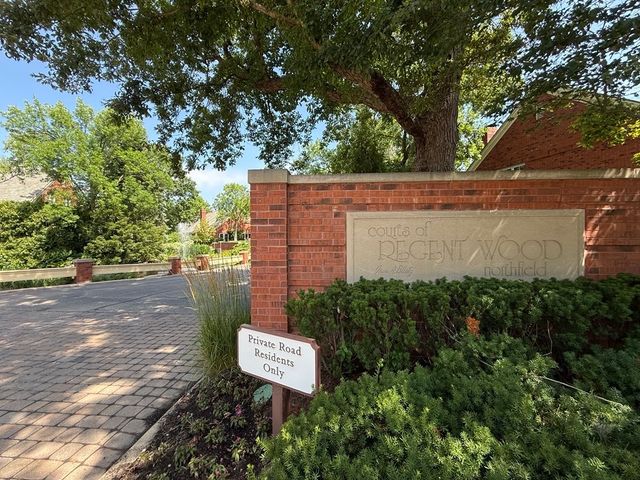 22 Regent Wood Road, Northfield, IL 60093