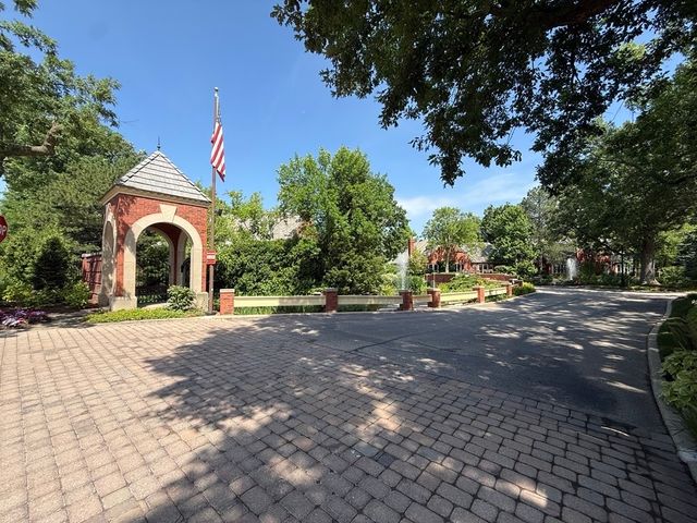 22 Regent Wood Road, Northfield, IL 60093