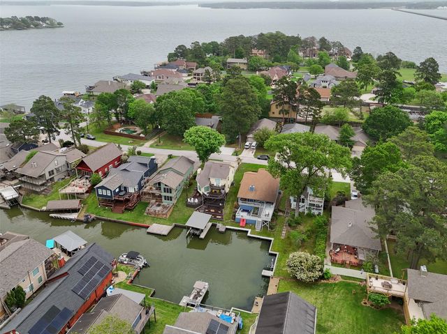 215 Clear Water Street E, Montgomery, TX 77356