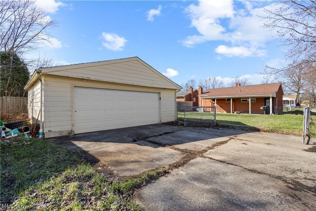 897 Livermore Lane, Elyria, OH 44035