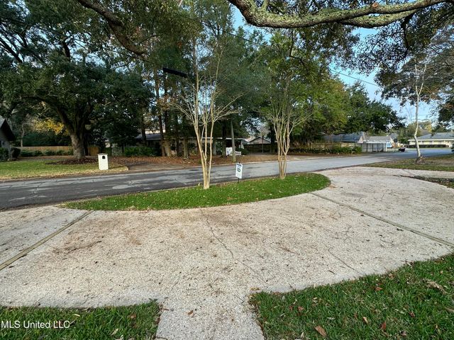 305 W Westview Drive, Biloxi, MS 39531