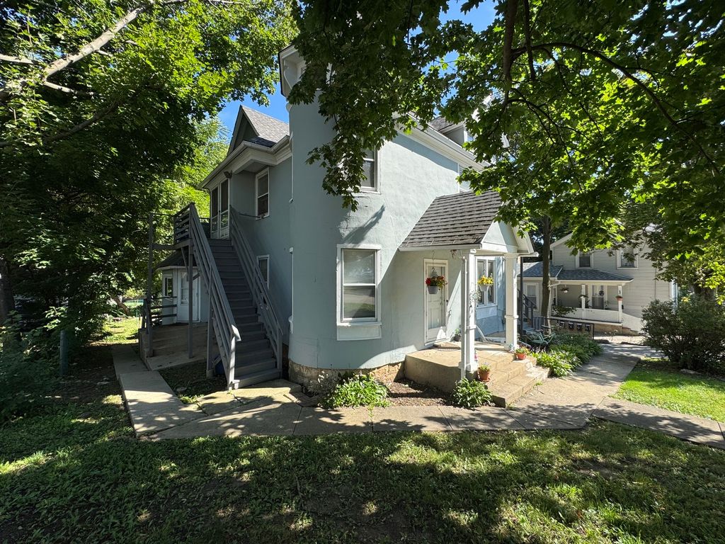 137 E Washington Street 1R, West Chicago, IL 60185