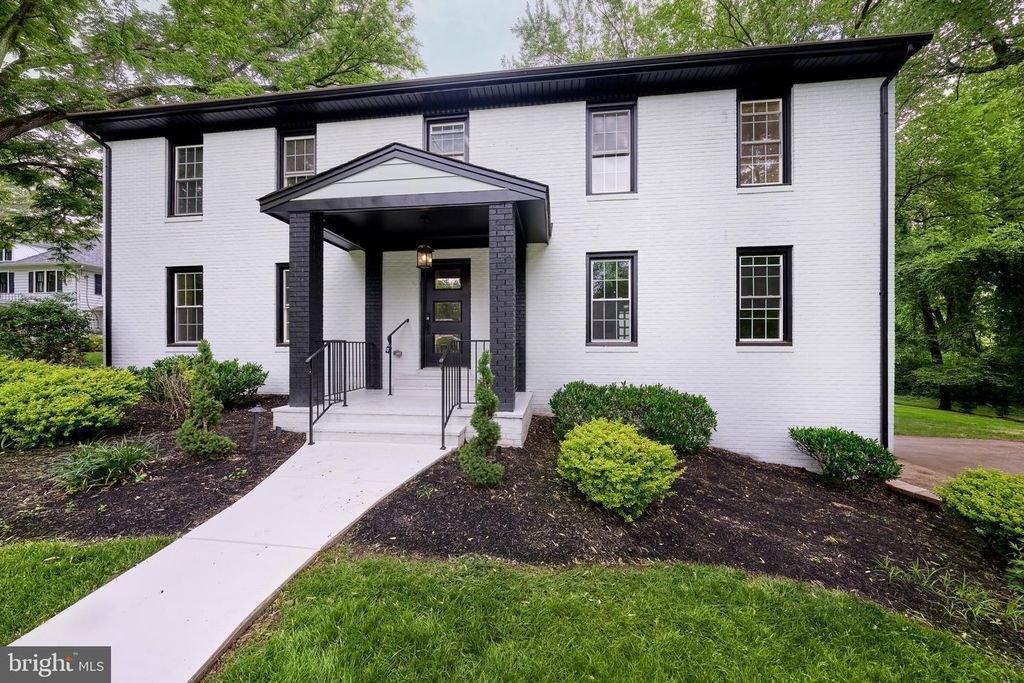 Image 10 of property listing at 11318 VALE RD, Oakton, VA 22124