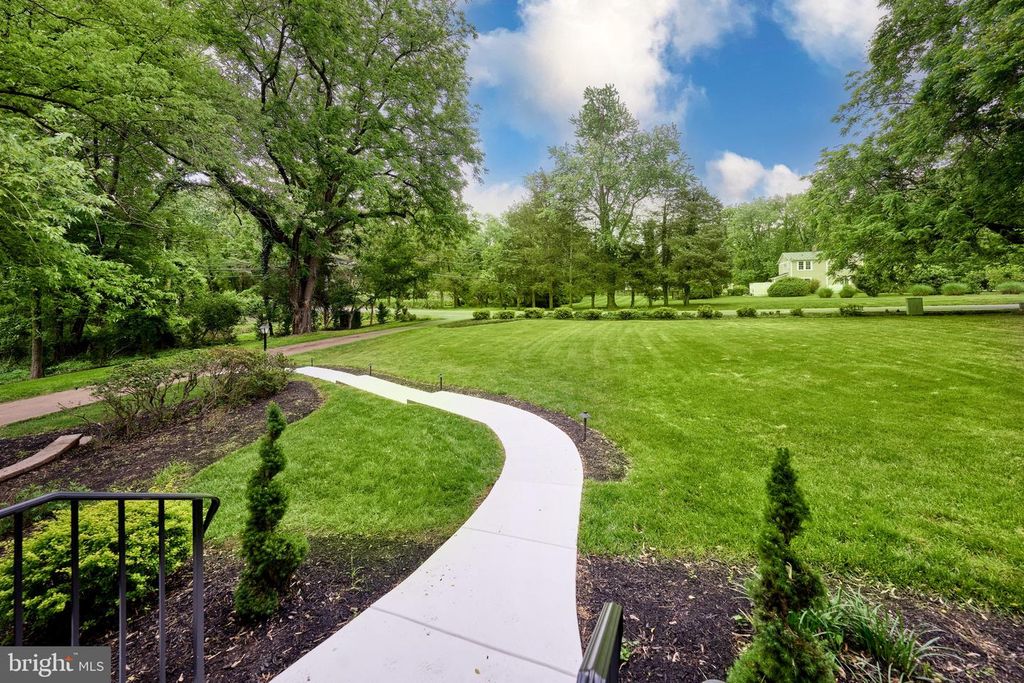Image 11 of property listing at 11318 VALE RD, Oakton, VA 22124