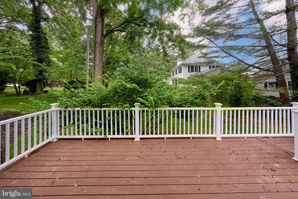 Image 12 of property listing at 11318 VALE RD, Oakton, VA 22124