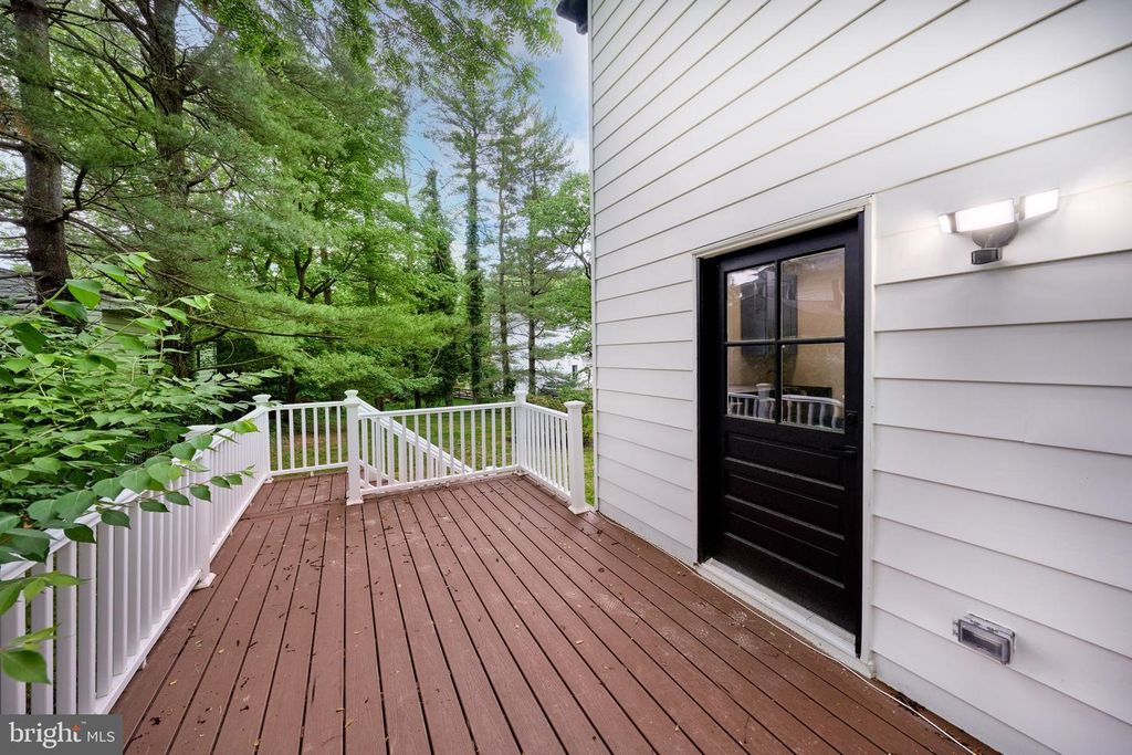 Image 13 of property listing at 11318 VALE RD, Oakton, VA 22124