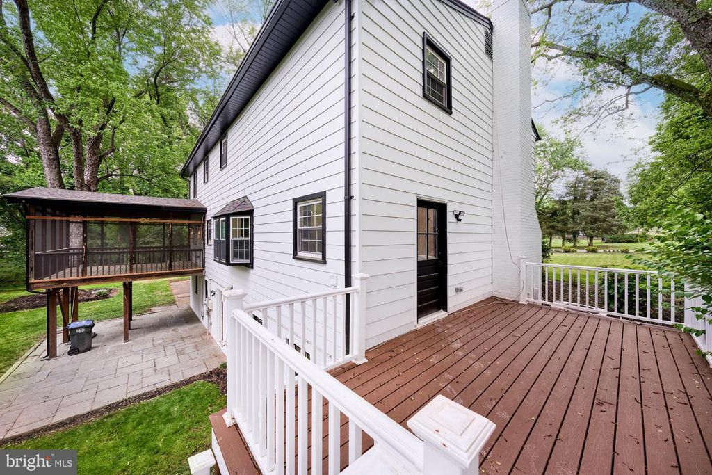 Image 16 of property listing at 11318 VALE RD, Oakton, VA 22124