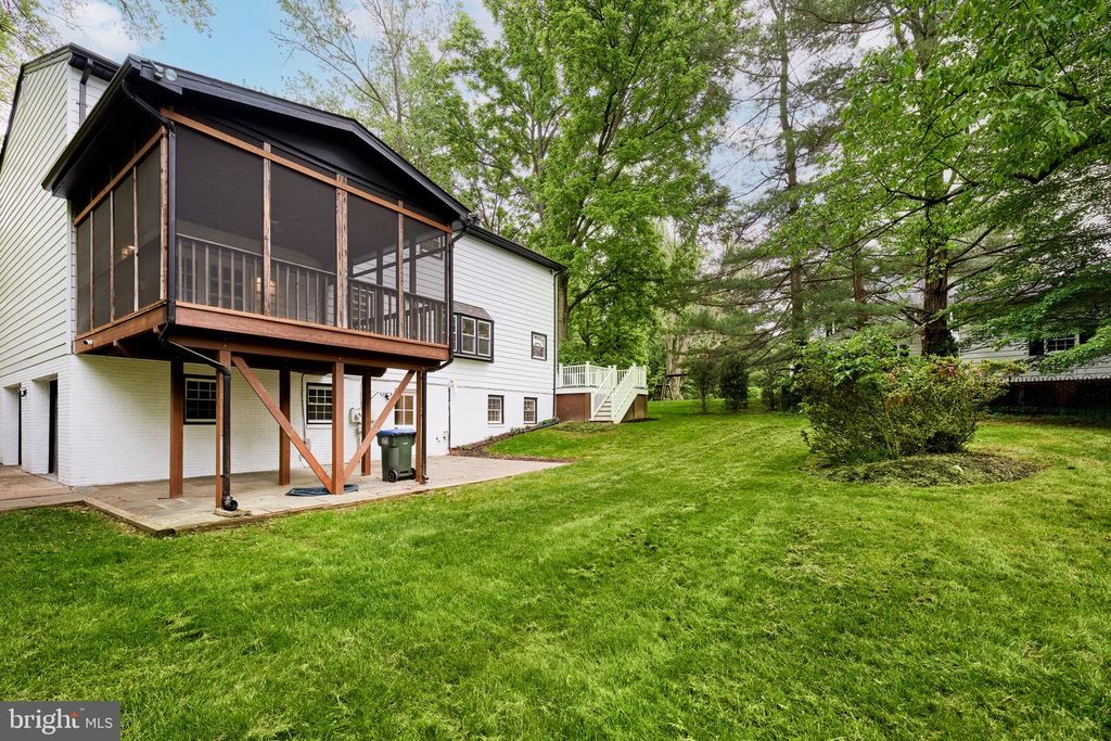 Image 17 of property listing at 11318 VALE RD, Oakton, VA 22124
