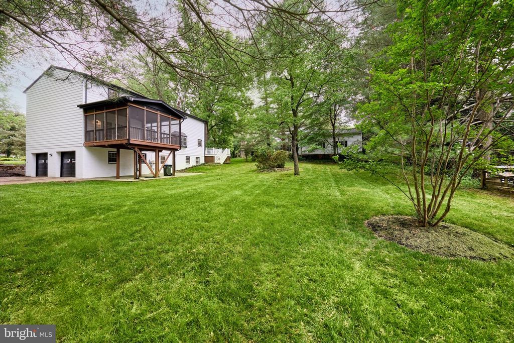 Image 18 of property listing at 11318 VALE RD, Oakton, VA 22124