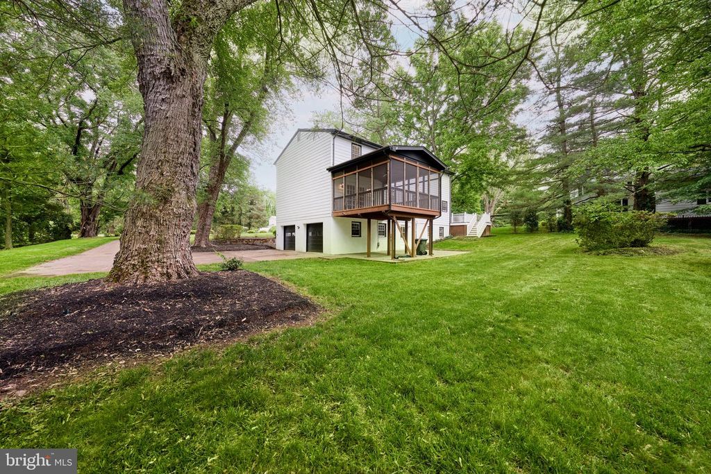 Image 19 of property listing at 11318 VALE RD, Oakton, VA 22124