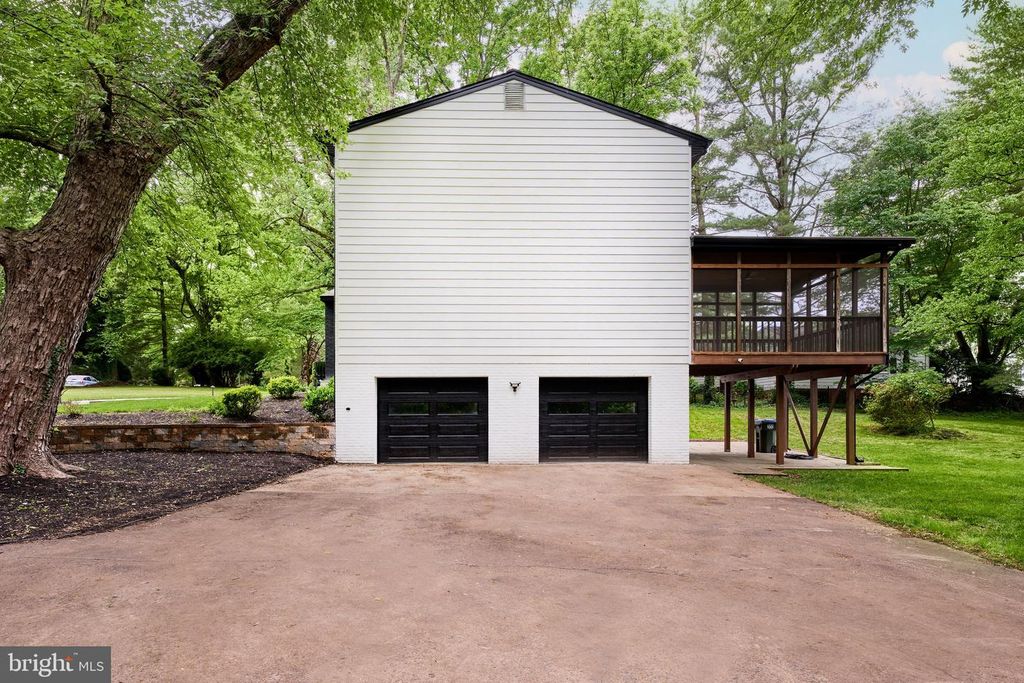 Image 20 of property listing at 11318 VALE RD, Oakton, VA 22124
