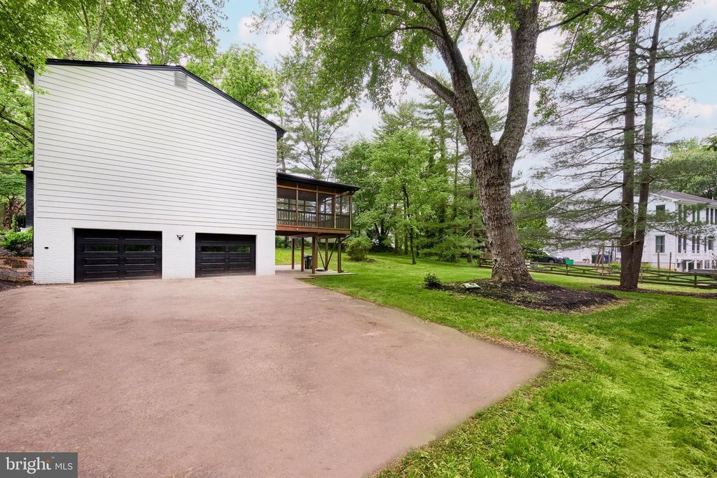 Image 21 of property listing at 11318 VALE RD, Oakton, VA 22124