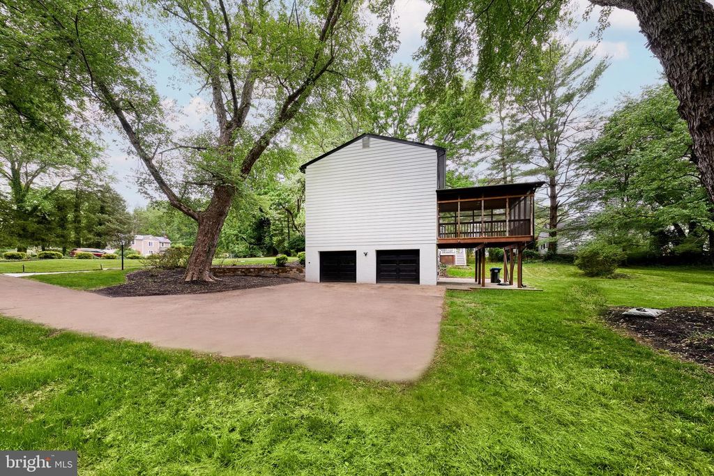Image 22 of property listing at 11318 VALE RD, Oakton, VA 22124