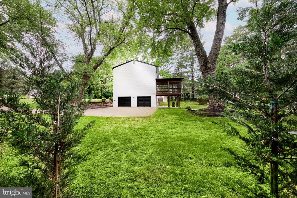 Image 23 of property listing at 11318 VALE RD, Oakton, VA 22124
