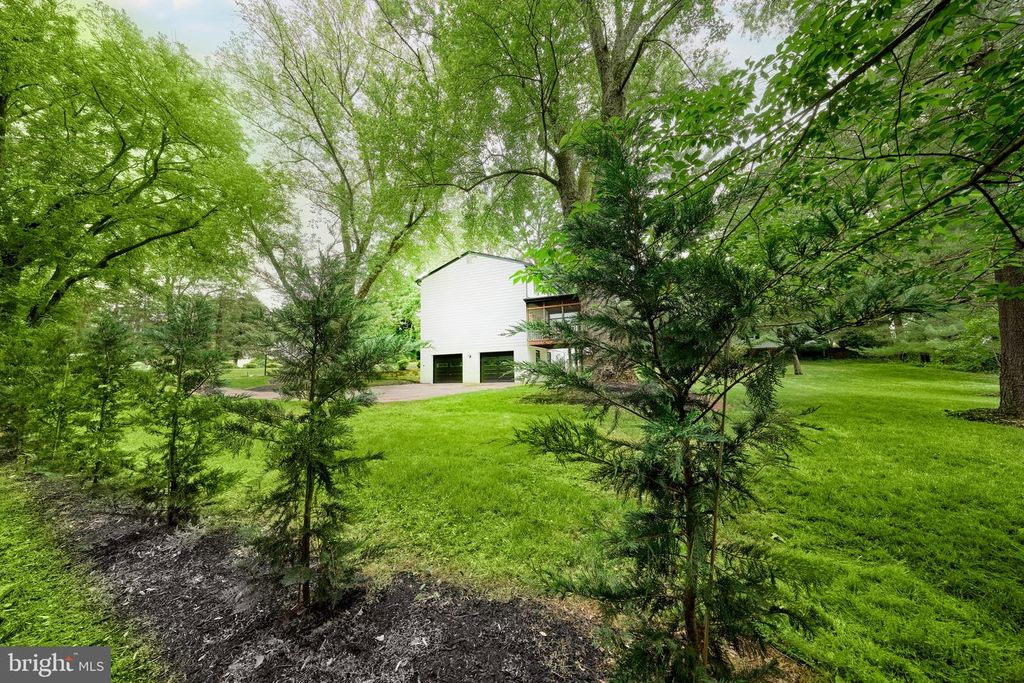 Image 24 of property listing at 11318 VALE RD, Oakton, VA 22124