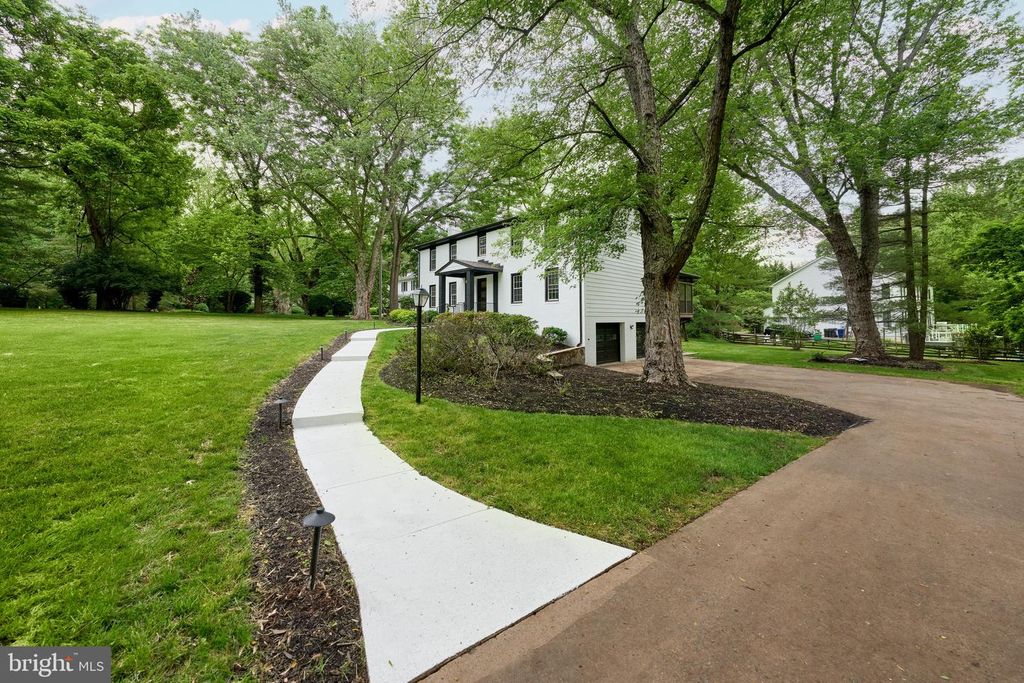 Image 25 of property listing at 11318 VALE RD, Oakton, VA 22124
