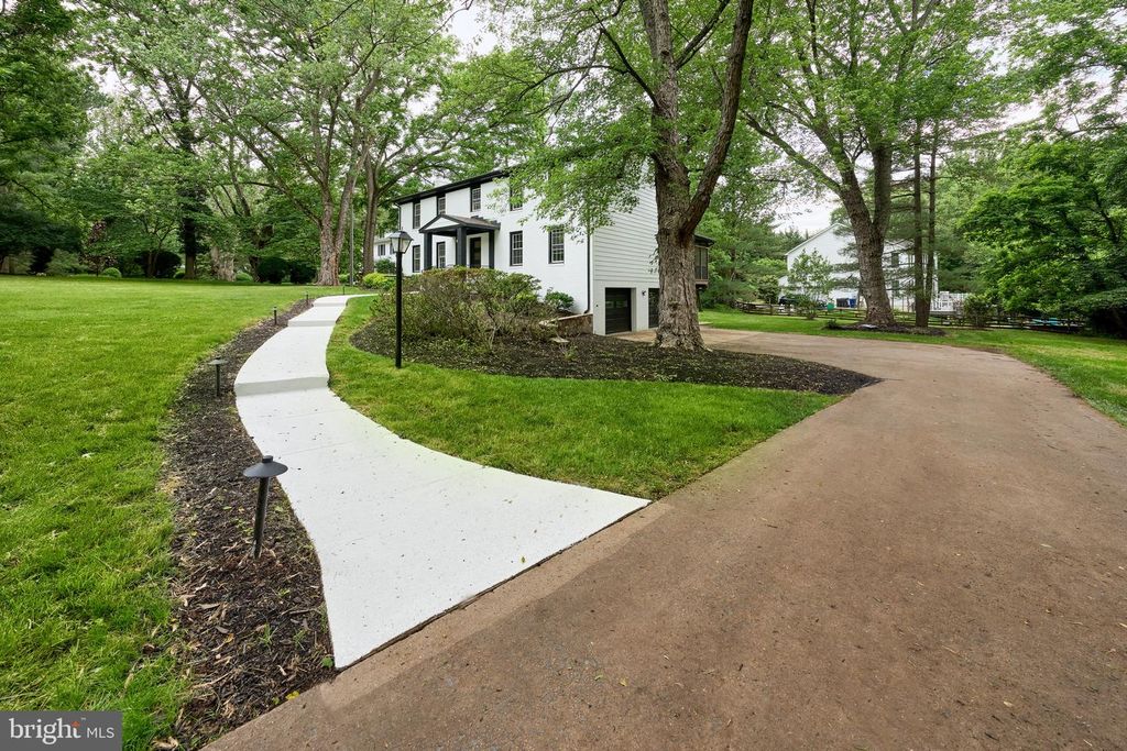 Image 26 of property listing at 11318 VALE RD, Oakton, VA 22124