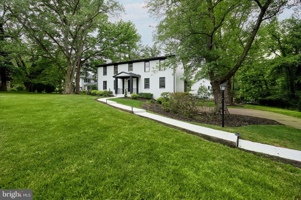 Image 27 of property listing at 11318 VALE RD, Oakton, VA 22124