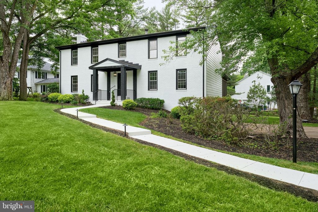 Image 28 of property listing at 11318 VALE RD, Oakton, VA 22124