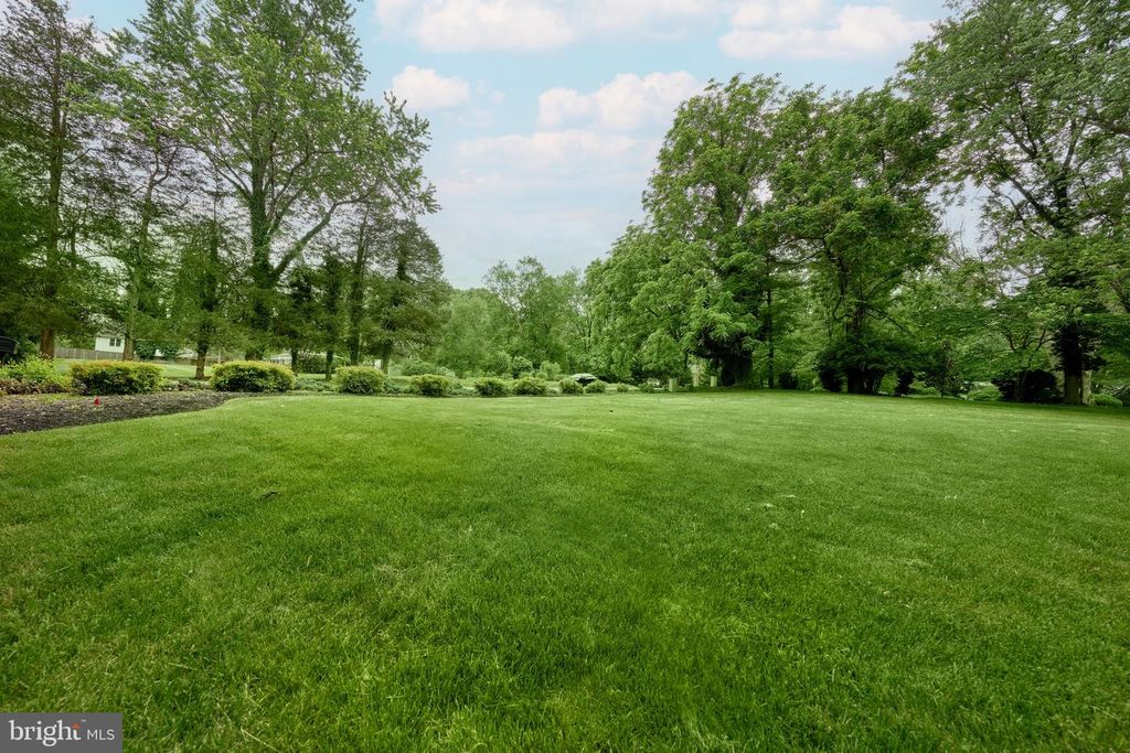 Image 29 of property listing at 11318 VALE RD, Oakton, VA 22124