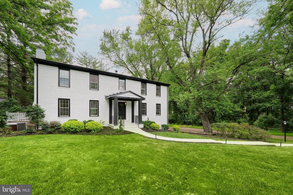 Image 3 of property listing at 11318 VALE RD, Oakton, VA 22124