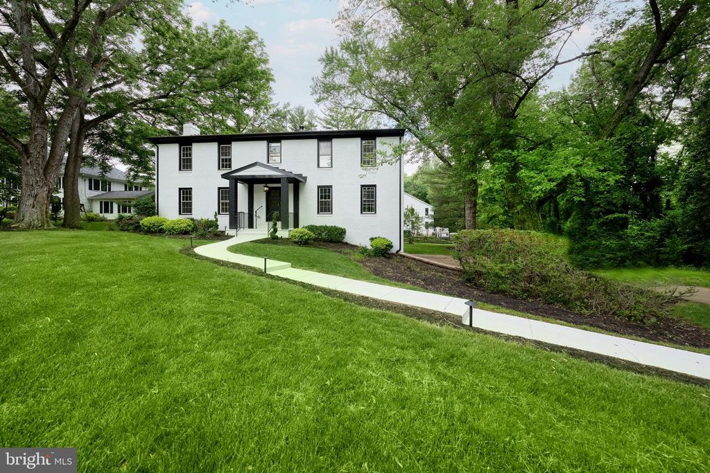 Image 30 of property listing at 11318 VALE RD, Oakton, VA 22124