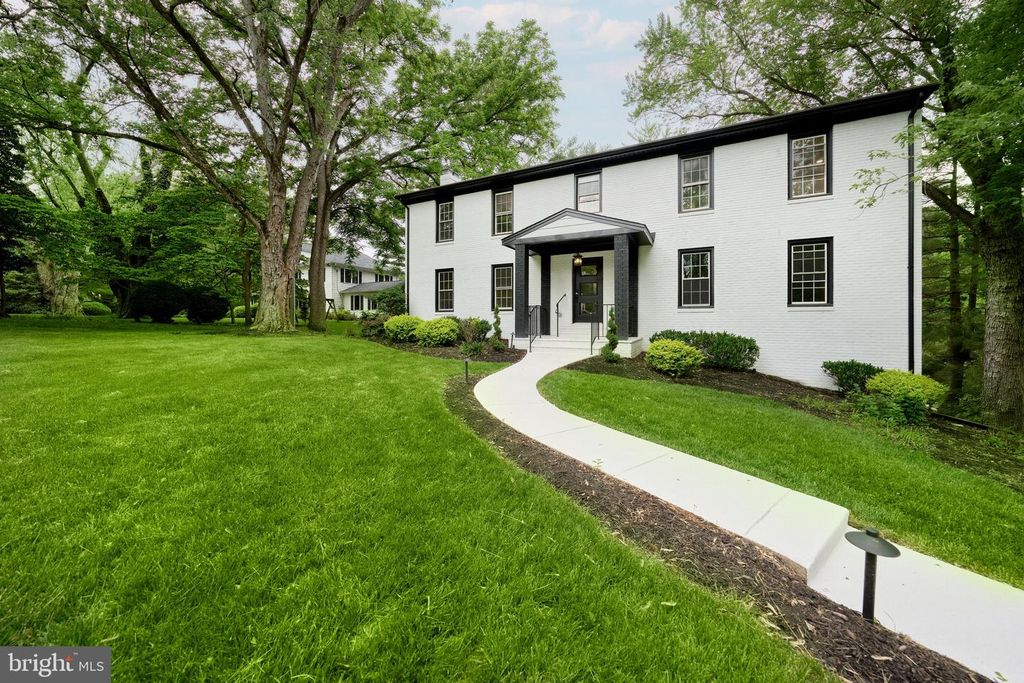 Image 31 of property listing at 11318 VALE RD, Oakton, VA 22124