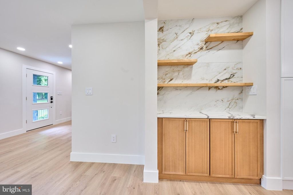 Image 39 of property listing at 11318 VALE RD, Oakton, VA 22124