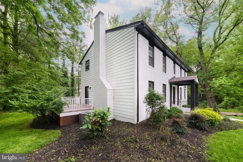Image 4 of property listing at 11318 VALE RD, Oakton, VA 22124