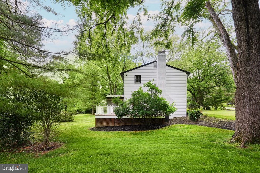 Image 5 of property listing at 11318 VALE RD, Oakton, VA 22124