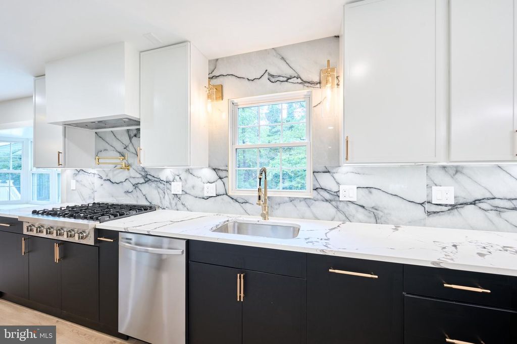 Image 51 of property listing at 11318 VALE RD, Oakton, VA 22124
