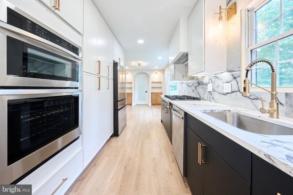 Image 52 of property listing at 11318 VALE RD, Oakton, VA 22124