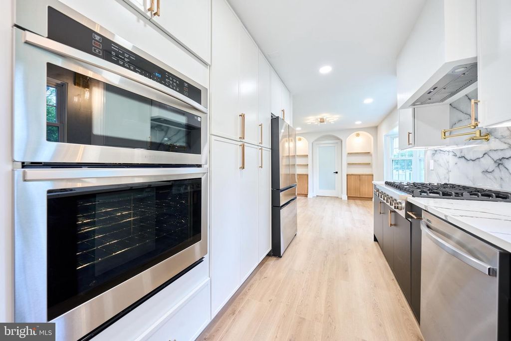 Image 53 of property listing at 11318 VALE RD, Oakton, VA 22124