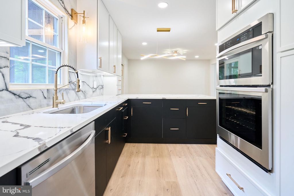 Image 54 of property listing at 11318 VALE RD, Oakton, VA 22124