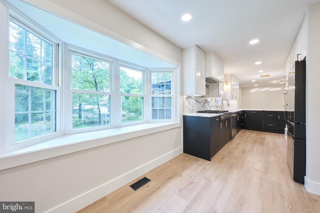 Image 56 of property listing at 11318 VALE RD, Oakton, VA 22124