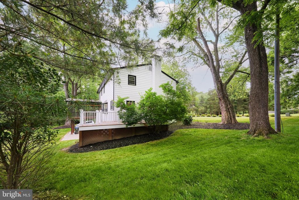 Image 6 of property listing at 11318 VALE RD, Oakton, VA 22124